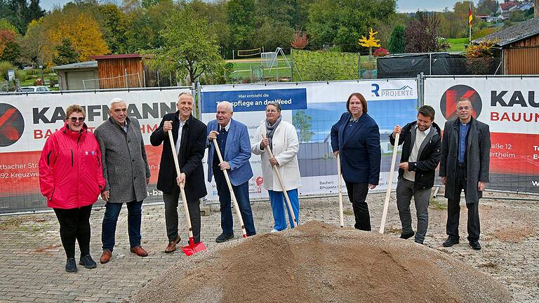 Alle freuten sich beim Spatenstich für die 'Tagespflege an der Weed' (von links): Irene Jakob, Manfred Heuer, Andreas Fella, stellvertretender Landrat Manfred Goldkuhle, Barbara Otter, Esselbachs Bürgermeister Richard Roos, Patrick Zachrau und Pfarrer Alexander Eckert. Alle freuten sich beim Spatenstich für die 'Tagespflege an der Weed' (von links): Irene Jakob, Manfred Heuer, Andreas Fella, stellvertretender Landrat Manfred Goldkuhle, Barbara Otter, Esselbachs Bürgermeister Richard Roos, Patrick Zachrau und Pfarrer Alexander Eckert.