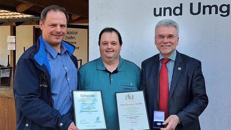 Zur Auszeichnung gratulierten Dieter Schölzke (Mitte) der Unterfränkische Bezirksvorsitzende der Imker, Matthias Meidel (r.), und der Kreisvorsitzende Jochen Huppmann (l.). - Zur Auszeichnung gratulierten Dieter Schölzke (Mitte) der Unterfränkische Bezirksvorsitzende der Imker, Matthias Meidel (r.), und der Kreisvorsitzende Jochen Huppmann (l.). Zur Auszeichnung gratulierten Dieter Schölzke (Mitte) der Unterfränkische Bezirksvorsitzende der Imker, Matthias Meidel (r.), und der Kreisvorsitzende Jochen Huppmann (l.). - Zur Auszeichnung gratulierten Dieter Schölzke (Mitte) der Unterfränkische Bezirksvorsitzende der Imker, Matthias Meidel (r.), und der Kreisvorsitzende Jochen Huppmann (l.).