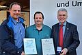 Zur Auszeichnung gratulierten Dieter Schölzke (Mitte) der Unterfränkische Bezirksvorsitzende der Imker, Matthias Meidel (r.), und der Kreisvorsitzende Jochen Huppmann (l.).       -  Zur Auszeichnung gratulierten Dieter Schölzke (Mitte) der Unterfränkische Bezirksvorsitzende der Imker, Matthias Meidel (r.), und der Kreisvorsitzende Jochen Huppmann (l.).