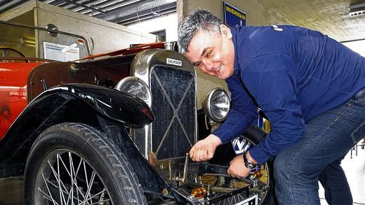 Voller Einsatz: Um den Salmson aus dem Jahr 1920 anzulassen, muss Klaus Baumann kräftig an der Kurbel drehen. Voller Einsatz: Um den Salmson aus dem Jahr 1920 anzulassen, muss Klaus Baumann kräftig an der Kurbel drehen.