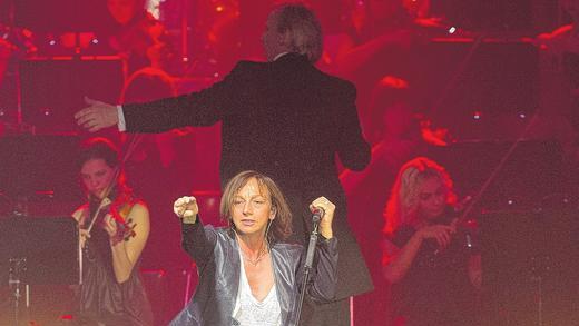 Klein, aber oho: Gianna Nannini zeigt bei &bdquo;Rock Meets Classic&ldquo; in der Würzburger s.Oliver Arena, wo's langgeht.