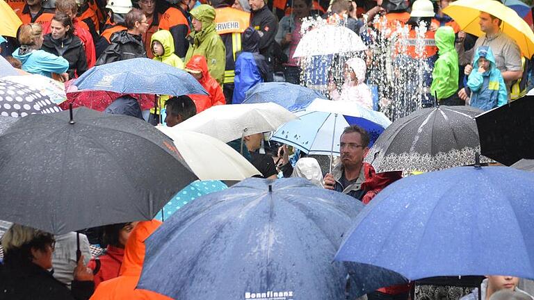 Bei strömendem Regen: Alle warten gespannt, dass es losgeht. Bei strömendem Regen: Alle warten gespannt, dass es losgeht.
