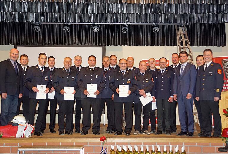 Landrat Eberhard Nuß und Kreisbrandinspektor Mathias Olbrich (von links) sowie Kreisbrandrat Michael Reitzenstein, Bürgermeister Bernd Schraud und Kommandant Stefan Saccavino (vordere Reihe von rechts) gratulierten zwölf Feuerwehrmännern in Hausen zu deren Staatlichen Ehrungen für 40 bzw. 25 Jahre aktive Dienstzeit. Landrat Eberhard Nuß und Kreisbrandinspektor Mathias Olbrich (von links) sowie Kreisbrandrat Michael Reitzenstein, Bürgermeister Bernd Schraud und Kommandant Stefan Saccavino (vordere Reihe von rechts) gratulierten zwölf Feuerwehrmännern in Hausen zu deren Staatlichen Ehrungen für 40 bzw. 25 Jahre aktive Dienstzeit.