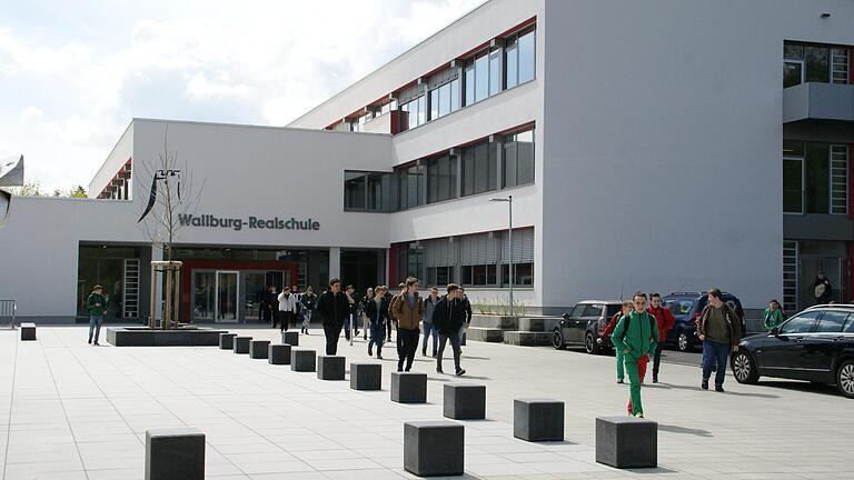 Eine 16-jährige Schülerin der Wallburg-Realschule Eltmann wurde positiv auf das Coronavirus getestet, teilt das Landratsamt Haßberge mit. Die Schule bleibt deshalb für die nächsten 14 Tage geschlossen. Eine 16-jährige Schülerin der Wallburg-Realschule Eltmann wurde positiv auf das Coronavirus getestet, teilt das Landratsamt Haßberge mit. Die Schule bleibt deshalb für die nächsten 14 Tage geschlossen. 