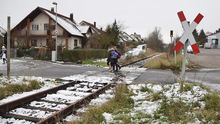 Auf ihrem Weg von den Sennfelder Wohngebieten Flachsleite und Rempertshag zur Schule überqueren die Kinder die – stillgelegte – Steigerwaldbahnstrecke.