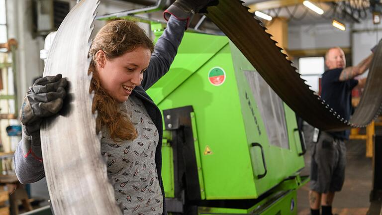 Reporterin Tabea arbeitet einen Tag als Holzbearbeitungsmechaniker-Azubine in einem Furnierwerk in Karlstadt.