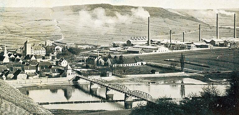 Postkarte von 1903: Die Mainbrücke von Karstadt nach Mühlbach erleichterte den Aufbruch in die Industrialisierung mit dem Portland Zementwerk (oben rechts) . Von einer Mauer umgeben ist das Hegewaldgelände (Mitte). Postkarte von 1903: Die Mainbrücke von Karstadt nach Mühlbach erleichterte den Aufbruch in die Industrialisierung mit dem Portland Zementwerk (oben rechts) . Von einer Mauer umgeben ist das Hegewaldgelände (Mitte).