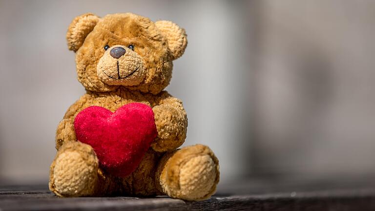 Der kleine Plüschbär mit dem großen Herz hat eine bemerkenswerte Reise hinter sich. Der kleine Plüschbär mit dem großen Herz hat eine bemerkenswerte Reise hinter sich.