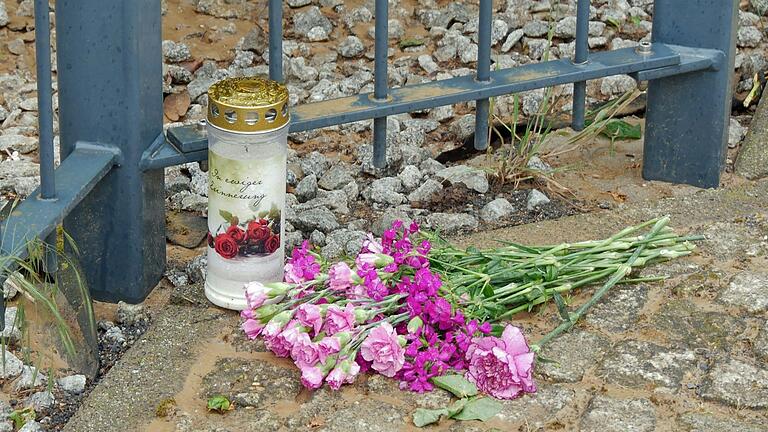'In ewiger Erinnerung' wurden am Hoftor des Eventcenters Hubertushof eine Kerze und Blumen für den verunglücken Frank Sendner abgelegt. 'In ewiger Erinnerung' wurden am Hoftor des Eventcenters Hubertushof eine Kerze und Blumen für den verunglücken Frank Sendner abgelegt.