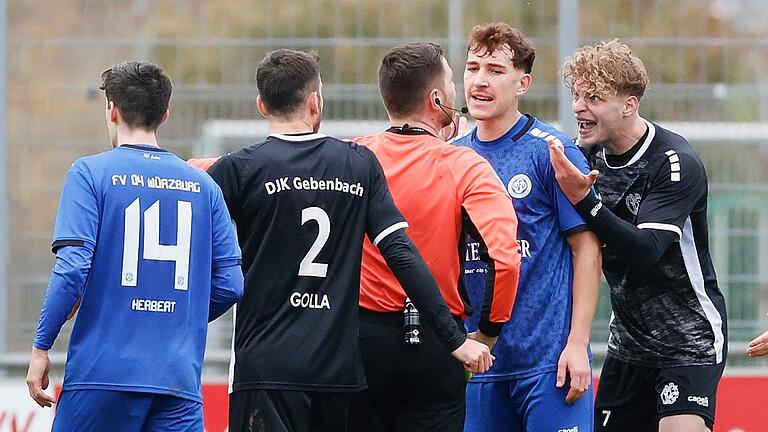 Redebedarf: Simon Schäffer (Zweiter von rechts) von Würzburger FV und Gebenbachs Drazen Misic (rechts) diskutieren nach einem Foul mit dem Schiedsrichter. Der WFV hat sein Bayernliga-Heimspiel gegen die DJK Gebenbach mit 1:2 verloren.