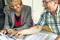Konzentriert: Renate Knaut und Klaus Schemmerling beim Zusammenstellen des Vhs-Magazins, das mit einer Auflage von 25 000 Stück verteilt wird.
