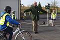 Verkehrserzieher Herbert Riegler erklärt den Viertklässlern auf dem Fahrradparcours in Niederwerrn die Verkehrsregeln.