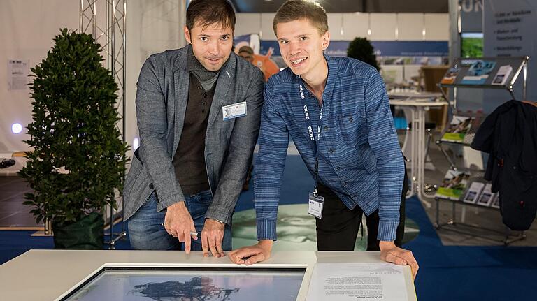 Koordinator Christoph Wehnert (Stadt Würzburg, links) und Thomas Fleischmann vom MIND-Center der Uni am Screentisch. Hier können Besucher verschiedenen Strahlen testen.
