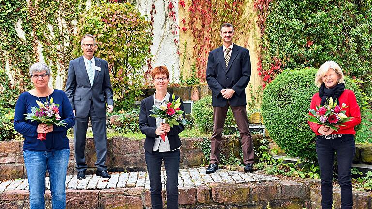 Dank und Wertschätzung zu Mitarbeiterjubiläen sowie Verabschiedung in den Ruhestand gab es von Chefarzt  Dr. Andreas Willer und dem Kaufmännischen Leiter Holger Metz, (hintere Reihe, von links) für Eva Reck, Gerlinde Füger-Helmeking und Eleonore Bullheller er (vordere Reihe, von links). Foto: Markus Staubach       -  Dank und Wertschätzung zu Mitarbeiterjubiläen sowie Verabschiedung in den Ruhestand gab es von Chefarzt  Dr. Andreas Willer und dem Kaufmännischen Leiter Holger Metz, (hintere Reihe, von links) für Eva Reck, Gerlinde Füger-Helmeking und Eleonore Bullheller er (vordere Reihe, von links). Foto: Markus Staubach