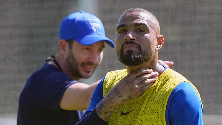 Sandro Schwarz (l) und Kevin-Prince Boateng.jpeg       -  Hertha-Trainer Sandro Schwarz vertraute zuletzt auf Kevin-Prince Boateng.