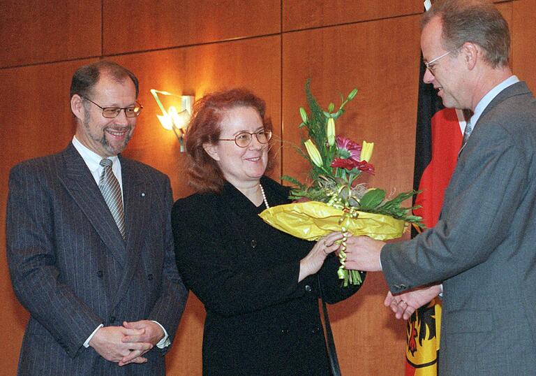 Höhepunkt der politischen Laufbahn: Am 29. Oktober 1998 ernannte Minister Rudolf Scharping (rechts) Brigitte Schulte und Walter Kolbow zu Parlamentarischen Staatssekretären im Bundesverteidigungsministerium.
