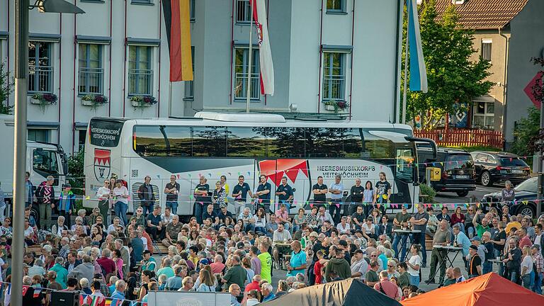 Ausgelassen war die Stimmung auf dem Rathausplatz. Die Heeresmusikkorps-Big Band spielte bis 22 Uhr nonstop. - Ausgelassen war die Stimmung auf dem Rathausplatz. Die Heeresmusikkorps-Big Band spielte bis 22 Uhr nonstop. Ausgelassen war die Stimmung auf dem Rathausplatz. Die Heeresmusikkorps-Big Band spielte bis 22 Uhr nonstop. - Ausgelassen war die Stimmung auf dem Rathausplatz. Die Heeresmusikkorps-Big Band spielte bis 22 Uhr nonstop.