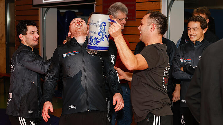 Bierdusche zur Meisterschaft (von links): Alexandru-Vasile Mandica, Andreas Hümpfer, Rudi Schwanke und Willi Merz. Bierdusche zur Meisterschaft (von links): Alexandru-Vasile Mandica, Andreas Hümpfer, Rudi Schwanke und Willi Merz.