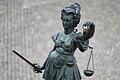 Justitia       -  Eine Statue der Justitia hält eine Waage und ein Schwert in der Hand.