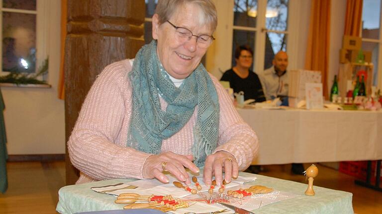 Die Freude an ihrem Hobby war der Klöpplerin Lore Elflein-Gerstner im Hüttenheimer Rathaus anzusehen. Die Freude an ihrem Hobby war der Klöpplerin Lore Elflein-Gerstner im Hüttenheimer Rathaus anzusehen.