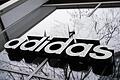Adidas       -  Beim währungsbereinigten Wachstum und Betriebsergebnis schnitt Adidas besser ab als in Aussicht gestellt. (Archivbild)