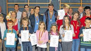 Leistung gewürdigt: Hiltrud Zadra (links), Kreisgeschäftsführerin des Bayerischen Landessportverbandes, und Landrat Thomas Schiebel (hinten, Zweiter von rechts) zeichneten in der Main-Spessart-Halle in Marktheidenfeld erfolgreiche Schulsportler aus dem Landkreis aus. Leistung gewürdigt: Hiltrud Zadra (links), Kreisgeschäftsführerin des Bayerischen Landessportverbandes, und Landrat Thomas Schiebel (hinten, Zweiter von rechts) zeichneten in der Main-Spessart-Halle in Marktheidenfeld erfolgreiche Schulsportler aus dem Landkreis aus.