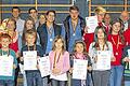 Leistung gewürdigt: Hiltrud Zadra (links), Kreisgeschäftsführerin des Bayerischen Landessportverbandes, und Landrat Thomas Schiebel (hinten, Zweiter von rechts) zeichneten in der Main-Spessart-Halle in Marktheidenfeld erfolgreiche Schulsportler aus dem Landkreis aus.