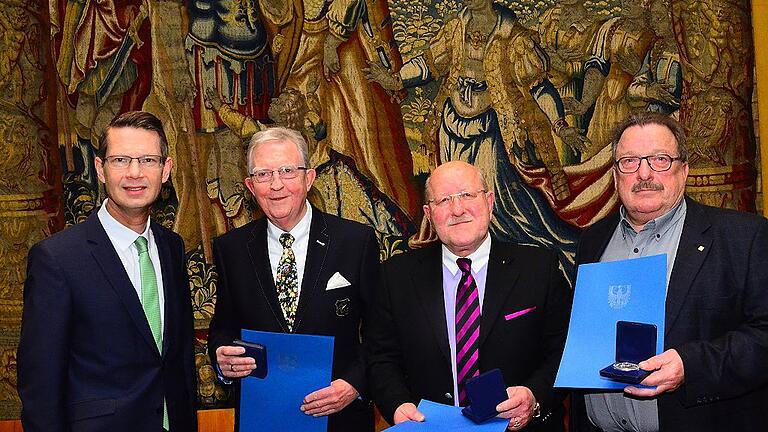 Die Stadtmedaille in Silber hat OB Sebastian Remelé in der Rathausdiele Georg Kreiner, Willi Dekant und Wolfgang Sillack verliehen (von links). Die Stadtmedaille in Silber hat OB Sebastian Remelé in der Rathausdiele Georg Kreiner, Willi Dekant und Wolfgang Sillack verliehen (von links).