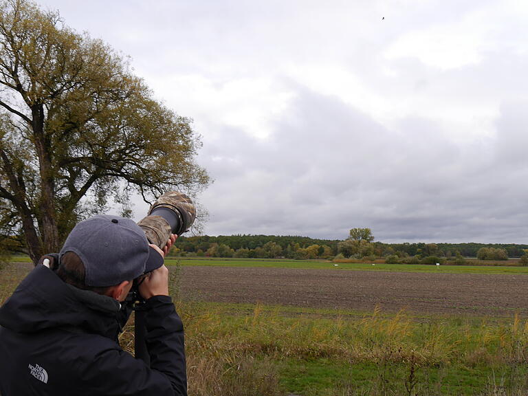 Bernd Kleinschrod nimmt einen unbekannten Greifvogel ins Visier.