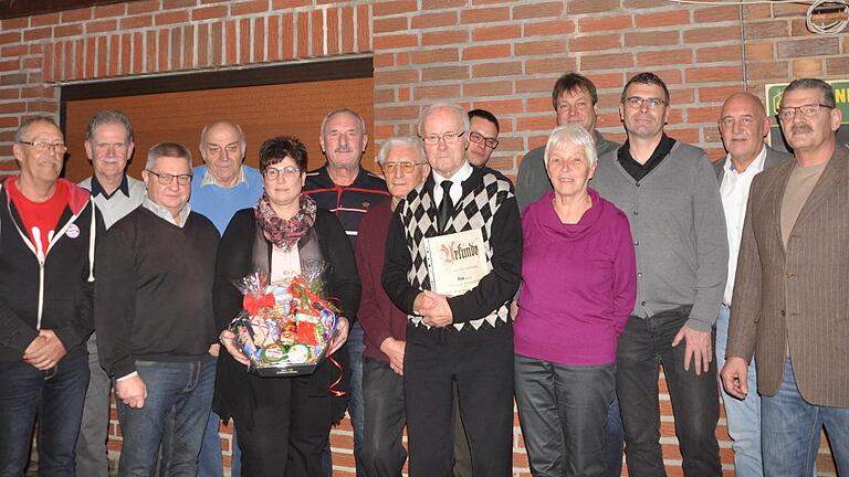 Ehrungen beim TSV Schonungen mit (von links) Werner Hornung, Klaus Wißmüller, Herbert Stöhlein, Richard Hesselbach, Anja Scheuring, Josef Gräf, Walter Großmann, Winfried Zink, Philipp Hartmann, Doris Precht, Volker Schmitt, Andreas Hesselbach, Gerald Gleichmann und Norbert Simm.