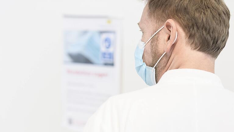 Dr. Matthias Held, Ärztlicher Direktor am Klinikum Würzburg Mitte, beschreibt, wie Mediziner und Pfleger mit Todesfällen auf der Station umgehen. Dr. Matthias Held, Ärztlicher Direktor am Klinikum Würzburg Mitte, beschreibt, wie Mediziner und Pfleger mit Todesfällen auf der Station umgehen. 