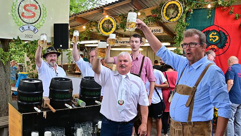 Im Hof der Grundschule hatte die Soli Waldbüttelbrunn alles für die hungrige und durstige Feierschar angerichtet. Bürgermeister Klaus Schmidt (rechts) zapfte mit nur zwei Schlägen das erste Fass Bier an.