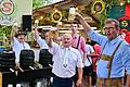 Im Hof der Grundschule hatte die Soli Waldbüttelbrunn alles für die hungrige und durstige Feierschar angerichtet. Bürgermeister Klaus Schmidt (rechts) zapfte mit nur zwei Schlägen das erste Fass Bier an.