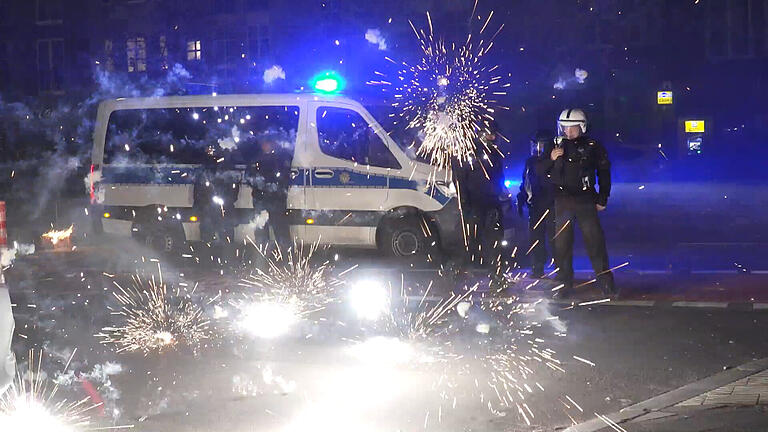 Polizeibeamte stehen hinter explodierendem Feuerwerk – die Silvester-Bilder aus Berlin sind noch allgegenwärtig. Auch in Kitzingen gab es erstmals Angriffe auf Rettungskräfte, die Kitzinger Feuerwehr erlebte eine bisher nicht gekannte Eskalation. Polizeibeamte stehen hinter explodierendem Feuerwerk – die Silvester-Bilder aus Berlin sind noch allgegenwärtig. Auch in Kitzingen gab es erstmals Angriffe auf Rettungskräfte, die Kitzinger Feuerwehr erlebte eine bisher nicht gekannte Eskalation. 