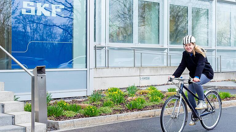 Statt mit dem Dienstwagen fährt Anna Krimmel mit dem Rad zur Arbeit. Die 42-Jährige ist die erste Frau in der Geschäftsführung der SKF GmbH. Im April will SKF Jobrad-Leasing im Unternehmen einführen. Statt mit dem Dienstwagen fährt Anna Krimmel mit dem Rad zur Arbeit. Die 42-Jährige ist die erste Frau in der Geschäftsführung der SKF GmbH. Im April will SKF Jobrad-Leasing im Unternehmen einführen.
