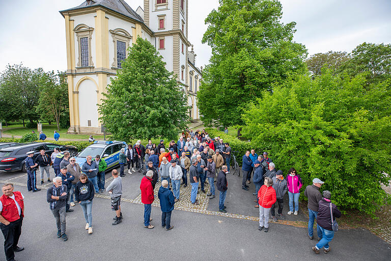 Gut 150 Bürgerinnen und Bürger kamen am 24. Mai in den kleinen Weiler Fährbrück, um mit Landrat Thomas Eberth über die mögliche Unterbringung von Flüchtlingen im Klostergebäude zu diskutieren. Gut 150 Bürgerinnen und Bürger kamen am 24. Mai in den kleinen Weiler Fährbrück, um mit Landrat Thomas Eberth über die mögliche Unterbringung von Flüchtlingen im Klostergebäude zu diskutieren. 