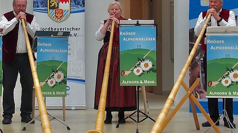 Aus dem Speisesaal des Klostergebäudes ertönte der „Festliche Einzug“ der Rhöner Alphornbläser. Das Naturinstrument mit stattlicher Länge fordert auch einen langen Atem. - Aus dem Speisesaal des Klostergebäudes ertönte der „Festliche Einzug“ der Rhöner Alphornbläser. Das Naturinstrument mit stattlicher Länge fordert auch einen langen Atem. Aus dem Speisesaal des Klostergebäudes ertönte der „Festliche Einzug“ der Rhöner Alphornbläser. Das Naturinstrument mit stattlicher Länge fordert auch einen langen Atem. - Aus dem Speisesaal des Klostergebäudes ertönte der „Festliche Einzug“ der Rhöner Alphornbläser. Das Naturinstrument mit stattlicher Länge fordert auch einen langen Atem.