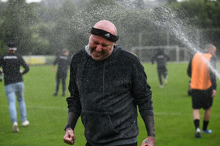 Bierdusche für den Coach: Thomas 'Ommel' Neuss führt die SG Limbach/Eltmann II in die Kreisklasse. Bierdusche für den Coach: Thomas 'Ommel' Neuss führt die SG Limbach/Eltmann II in die Kreisklasse.