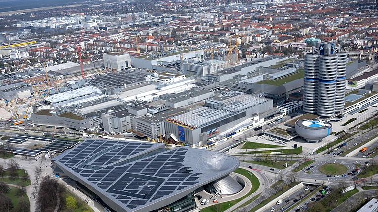 BMW-Stammwerk       -  BMW macht wegen geringerer Nachfrage in China und höherer Investitionen deutlich weniger Gewinn.