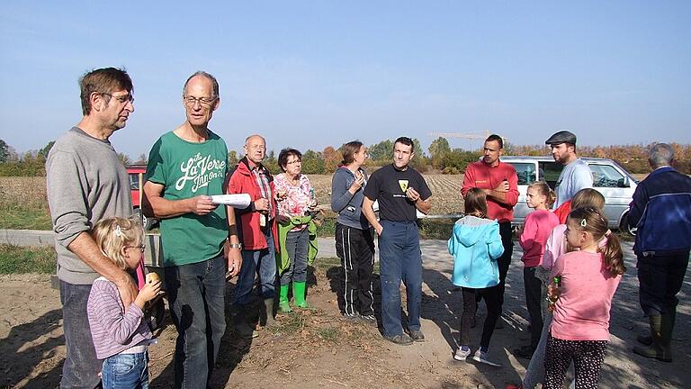 Nach getaner Arbeit schmeckt die Brotzeit. Die Vorsitzenden Alexander Schöpfel und Norbert Schneider bedankten sich bei den Helfern der Pflanzaktion in Prichsenstadt