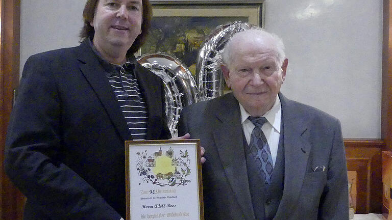 Esselbachs Bürgermeister Richard Roos (links) überreichte dem Jubilar Adolf Roos zum 90. Geburtstag eine Urkunde der Gemeinde.