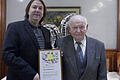 Esselbachs Bürgermeister Richard Roos (links) überreichte dem Jubilar Adolf Roos zum 90. Geburtstag eine Urkunde der Gemeinde.