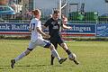 Fabian Jakoby (links) von der SG Buchbrunn-Mainstockheim versucht, Fabio Vogel vom SSV Kitzingen zu trennen. Der gastgebende Siedler-SV gewann das Kitzinger Landkreisderby in der Bezirksliga West und vergrößerte seinen Vorsprung auf die Relegationsränge auf zwölf Punkte.