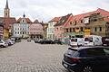 Der Iphöfer Marktplatz, aufgenommen im August 2021. Wie immer viele parkende Autos, die eine Entwicklung des Platzes bislang regelmäßig ausgebremst haben.