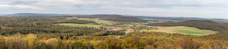 Von der Burgruine Bramberg kann man einen Weitblick über die Haßberge genießen. Von der Burgruine Bramberg kann man einen Weitblick über die Haßberge genießen.