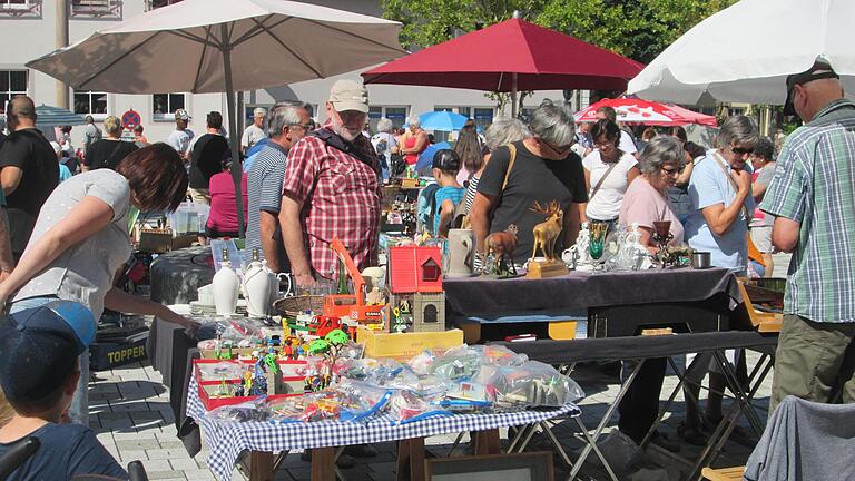 Flohmarkt-Atmosphäre genießen und dabei ein Schnäppchen machen ist ein wunderbarer Zeitvertreib. - Flohmarkt-Atmosphäre genießen und dabei ein Schnäppchen machen ist ein wunderbarer Zeitvertreib. Flohmarkt-Atmosphäre genießen und dabei ein Schnäppchen machen ist ein wunderbarer Zeitvertreib. - Flohmarkt-Atmosphäre genießen und dabei ein Schnäppchen machen ist ein wunderbarer Zeitvertreib.