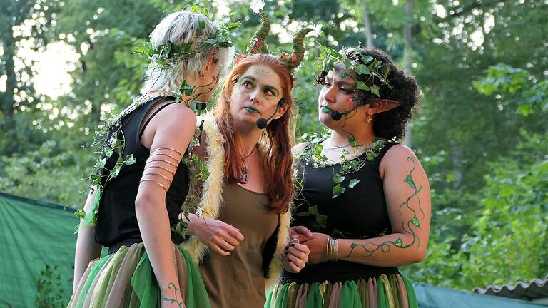 Der heimliche Star des Publikums im 'Sommernachts-Traum(a)' war Alisa Schmidt (Mitte), die den schrägen Kobold Puck spielt. Hier im Disput mit den Dienerinnen der Titania, Elena Krause (links) und Lauren Gesell. Der heimliche Star des Publikums im 'Sommernachts-Traum(a)' war Alisa Schmidt (Mitte), die den schrägen Kobold Puck spielt. Hier im Disput mit den Dienerinnen der Titania, Elena Krause (links) und Lauren Gesell.