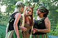 Der heimliche Star des Publikums im 'Sommernachts-Traum(a)' war Alisa Schmidt (Mitte), die den schrägen Kobold Puck spielt. Hier im Disput mit den Dienerinnen der Titania, Elena Krause (links) und Lauren Gesell.