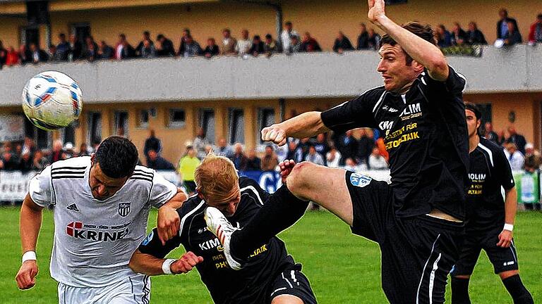 Richtig reinhauen in die Partie gegen Abstiegskonkurrent Trogen – so wie hier – Maximilian Göbhardt – müssen sich die Sander Spieler am Samstagnachmittag, wenn es mit dem Klassenerhalt etwas werden soll. Richtig reinhauen in die Partie gegen Abstiegskonkurrent Trogen – so wie hier – Maximilian Göbhardt – müssen sich die Sander Spieler am Samstagnachmittag, wenn es mit dem Klassenerhalt etwas werden soll.