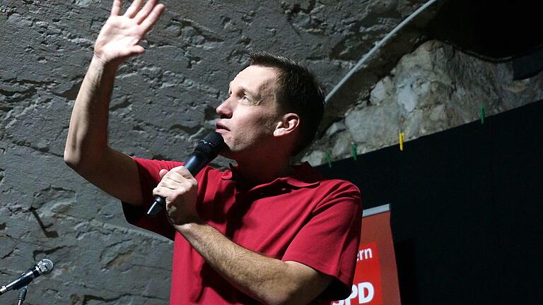 Mimenreicher Auftritt des fränkischen Kabarettisten Jörg Kaiser im Bocksbeutelkeller.  Foto: Gerd Schaar       -  Mimenreicher Auftritt des fränkischen Kabarettisten Jörg Kaiser im Bocksbeutelkeller.  Foto: Gerd Schaar